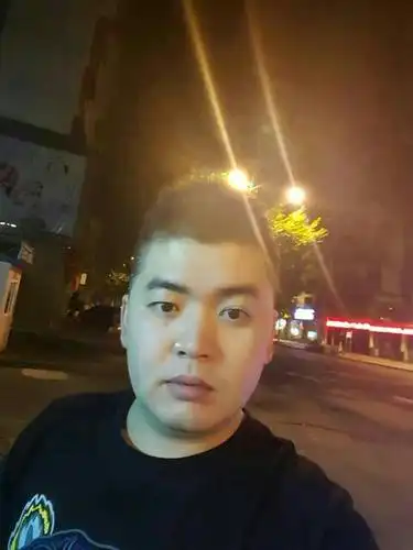 这个男孩长得丑吗? 这么胖 ,也不熟,我好像喜欢上他了.