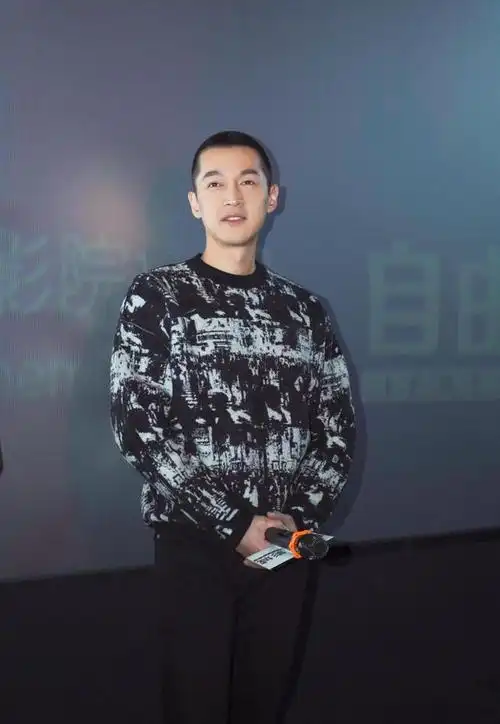 原创胡歌新发型备受瞩目!清爽寸头回归大屏幕,看着年轻不少