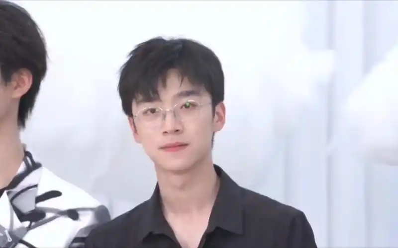 【张嘉元】请张总把短发焊在头上