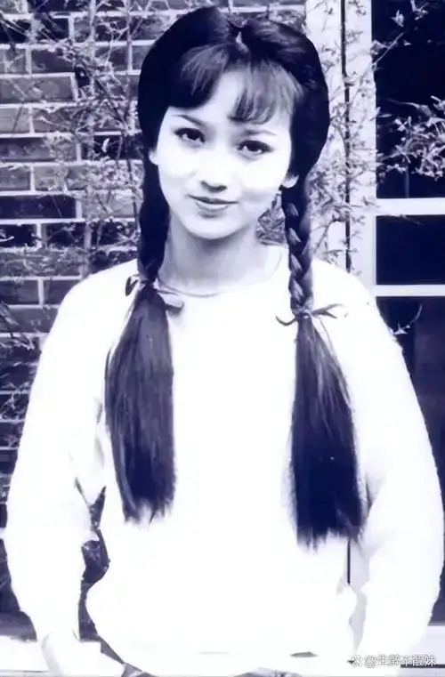 69岁赵雅芝的骄傲三个儿子都是学霸今大儿子45岁二儿子41岁