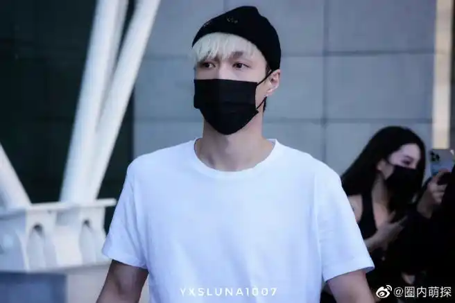 张艺兴白t毛线帽造型##张艺兴机场白t造型