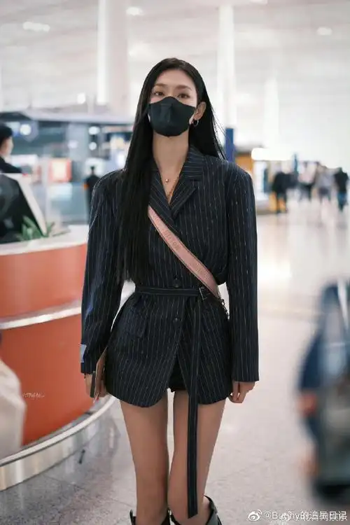 黑长直大长腿魅力十足期待曾可妮乘风破浪!