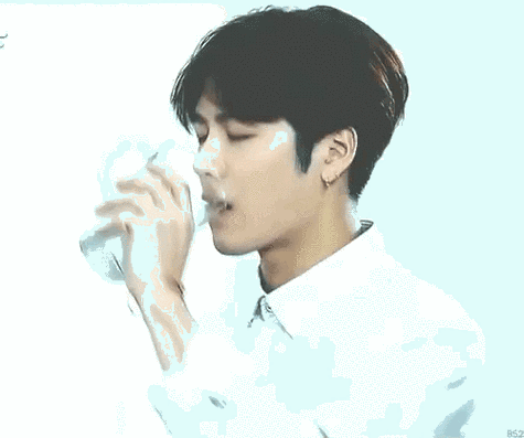 王嘉尔gif帅气gif喝牛奶gif可爱gif