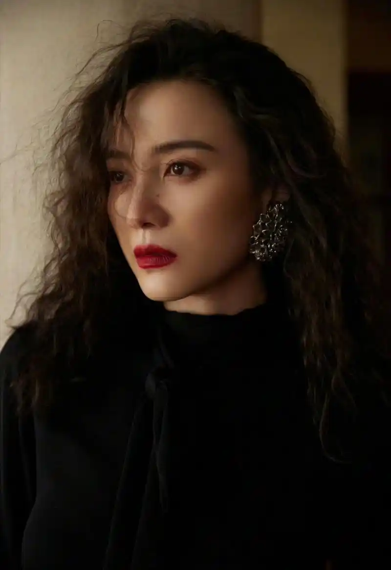 宋佳复古羊毛卷造型,搭配复古长裙和纯黑上衣,气质优雅无与伦比