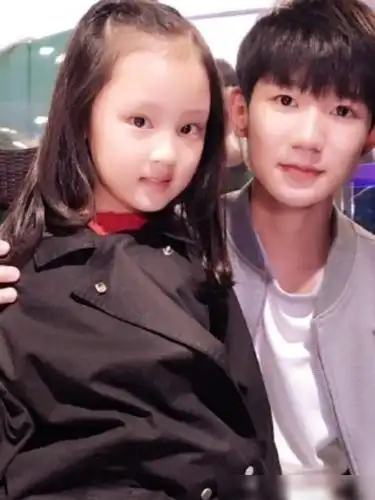 其中女友粉最羡慕的就是张婉儿,她小时候和王源曾经手牵手,现在张婉儿