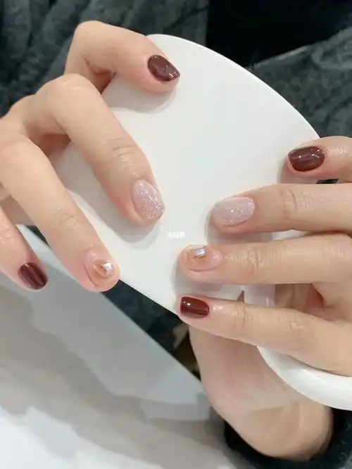 棕红色显白美甲短款美甲