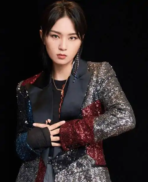 原创周笔畅难道从歌手转型了吗戴精美首饰让她看起来越发的小女人