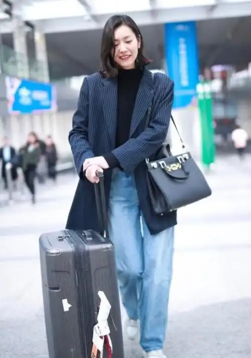 刘雯的开春穿搭真飒西装配牛仔裤挺清爽大油头却没法模仿