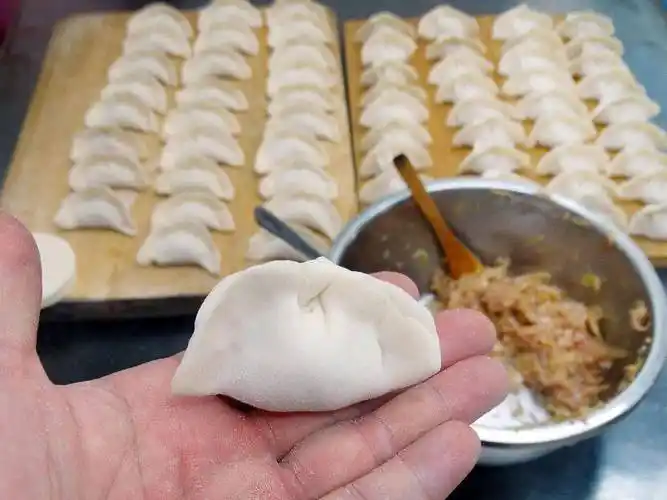 年三十包饺子的一种习,下午我和妈妈一起准备_阳途网