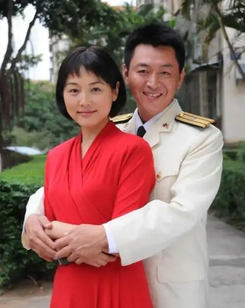 回顾演员张延嫁大5岁香港丈夫婚后生一女今女儿比她还漂亮