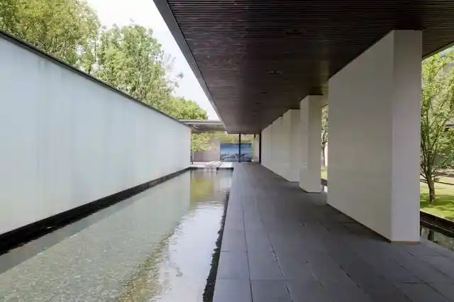 如何让光线为景墙做设计?3分钟带你一览u型玻璃的设计要点_手机搜狐网