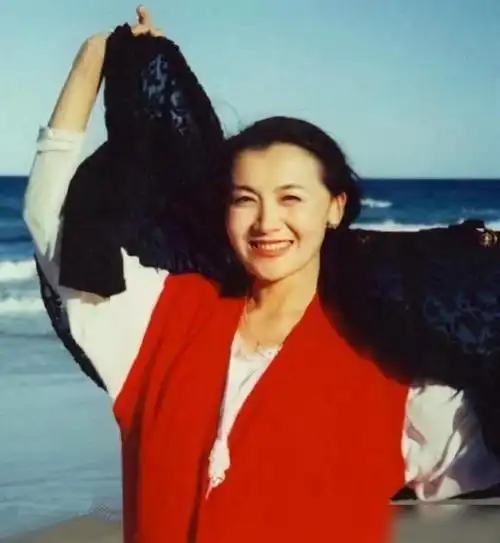 刚拿影后就查出癌症,拒绝化疗红颜薄命,陈道明在其葬礼几度哭晕