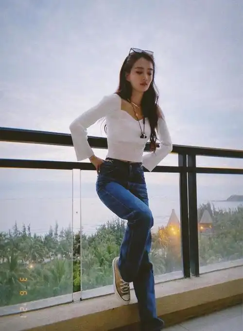 徐璐穿衣真胆大身穿白色蕾丝半透明连衣裙亮相活动甜美动人