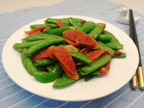 吴妈厨房1做的时令美食快手菜甜豆炒腊肠