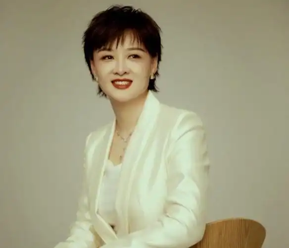 李小萌,前央视主持人,分享了她女儿虽然只有11岁年纪却身材高挑