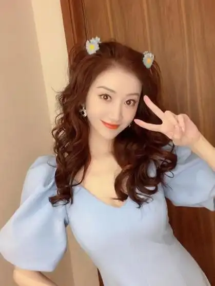 景甜太有料了这么大的t恤都显身材曲线果然年龄越大越有味道