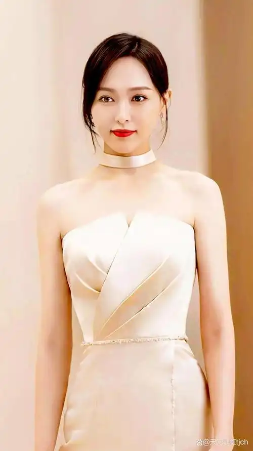 唐嫣,这位中国上海出生的女演员,在其职业生涯中展现出了不凡的魅力和