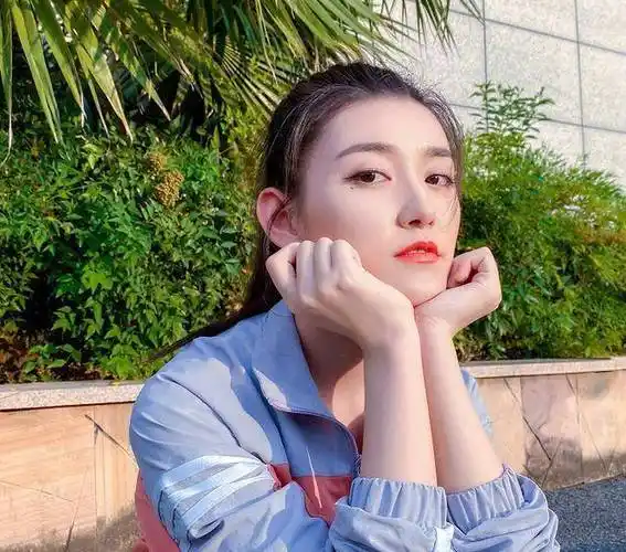 蒋依依更新个人照片,站在路边伸懒腰,腰围却让网友表示不敢相信_运动