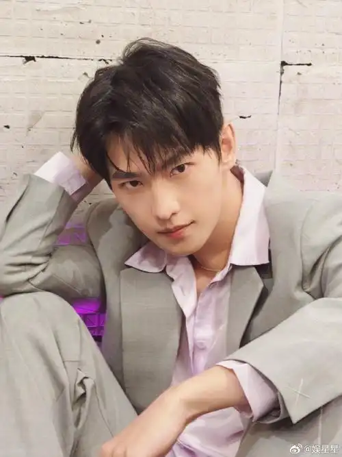 杨洋香芋紫衬衫