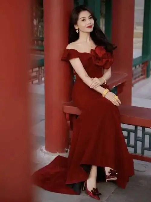 被刘涛惊艳到了!一袭红色鱼尾裙凹出完美身线,"巴掌腰"好撩人