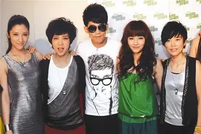 快男快女齐聚武汉参加大型生态公益为环保出力