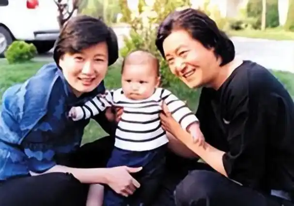 导演赵宝刚娶初恋妻子相约丁克16年愁坏了母亲48岁意外得子