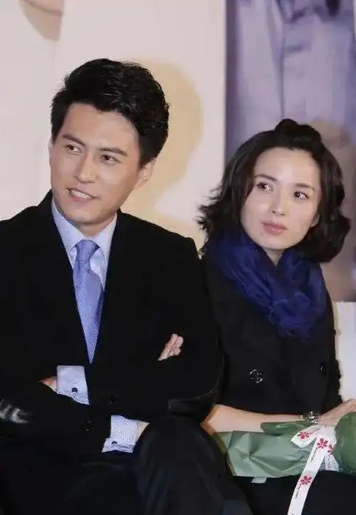 靳东夫妻越来越有夫妻相满身正气气宇轩昂李佳方脸还这么甜美