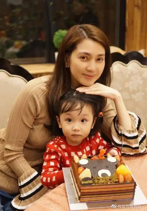 洪欣7岁女儿久违现身荷叶边碎花裙系着小围裙做蛋糕清秀甜美