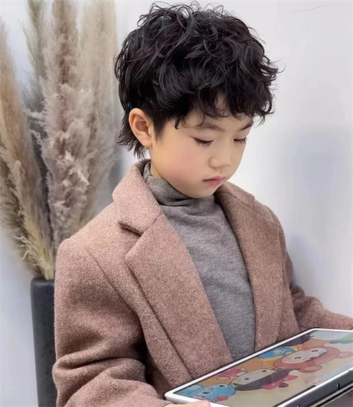 小男孩夏季短发示范 烫发or铲青雕刻超帅_儿童发型 - 美发站