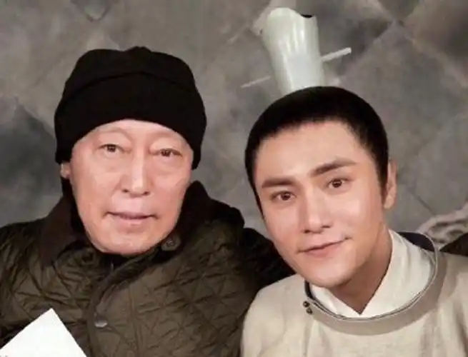 陈坤变身影迷会会长 为"父皇"倪大红征集应援口号