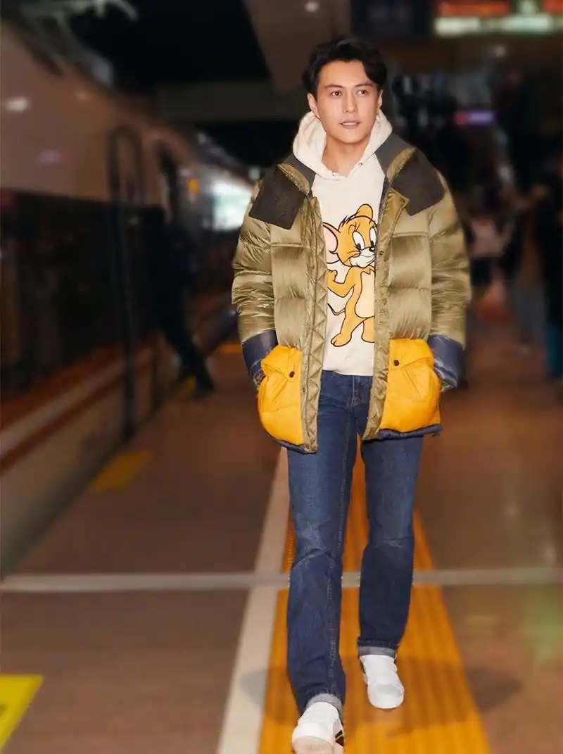原创75后靳东大叔变少年老鼠卫衣牛仔裤一改老干部风童趣点更抢眼