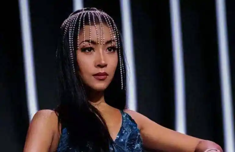 其中有两颗璀璨的明珠——吉克隽逸与周笔畅