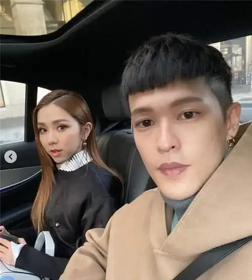 据悉,邓紫棋的新男友名字叫mark,是一名设计师.