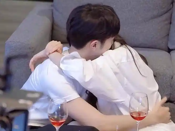 baby赖冠霖拍摄花絮曝光!互相挠痒baby直呼投降,埋脖拥抱好甜蜜