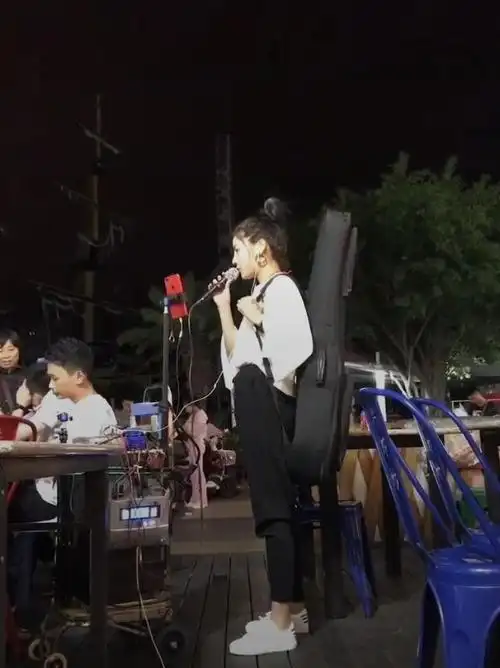 快手花姐个人资料简介大排档歌手花姐生活照走红经历