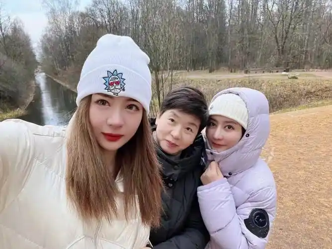 和妈妈妹妹一起遛娃