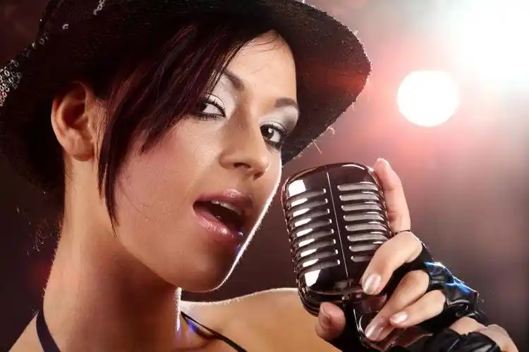 男歌手正在唱歌