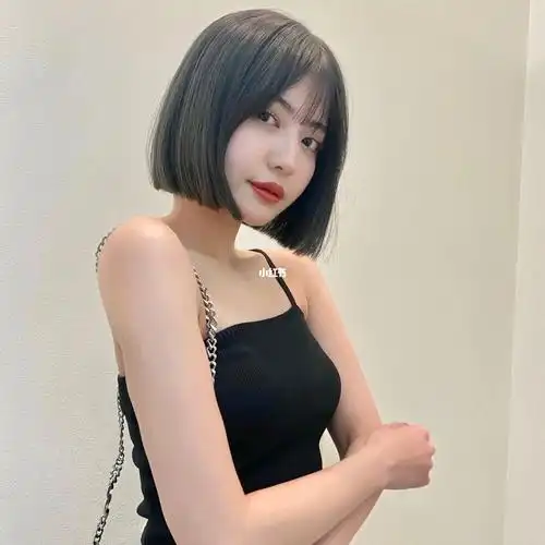 不长不短刚刚好的女生发型到下巴