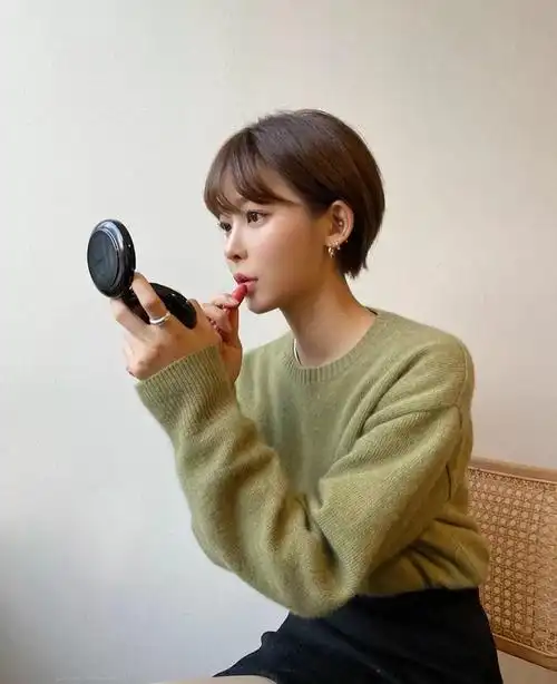 发型高颜值露耳短发