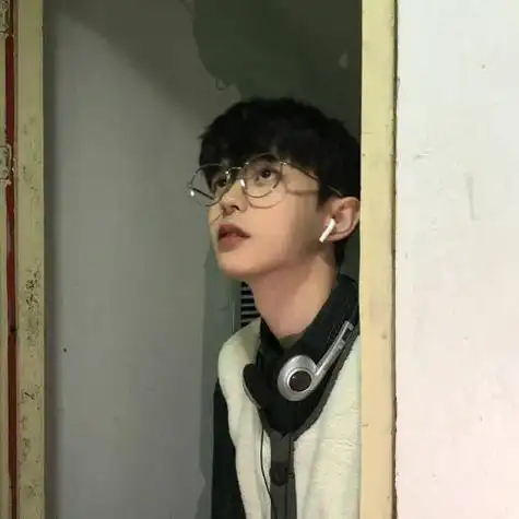 绝美的面容好看又时尚眼镜成熟帅哥头像图片