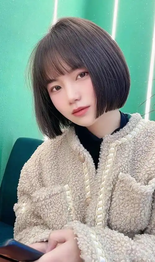 短发搭配一个暖暖糯糯的奶茶棕好看又显白,减龄的同时真的甜美极了