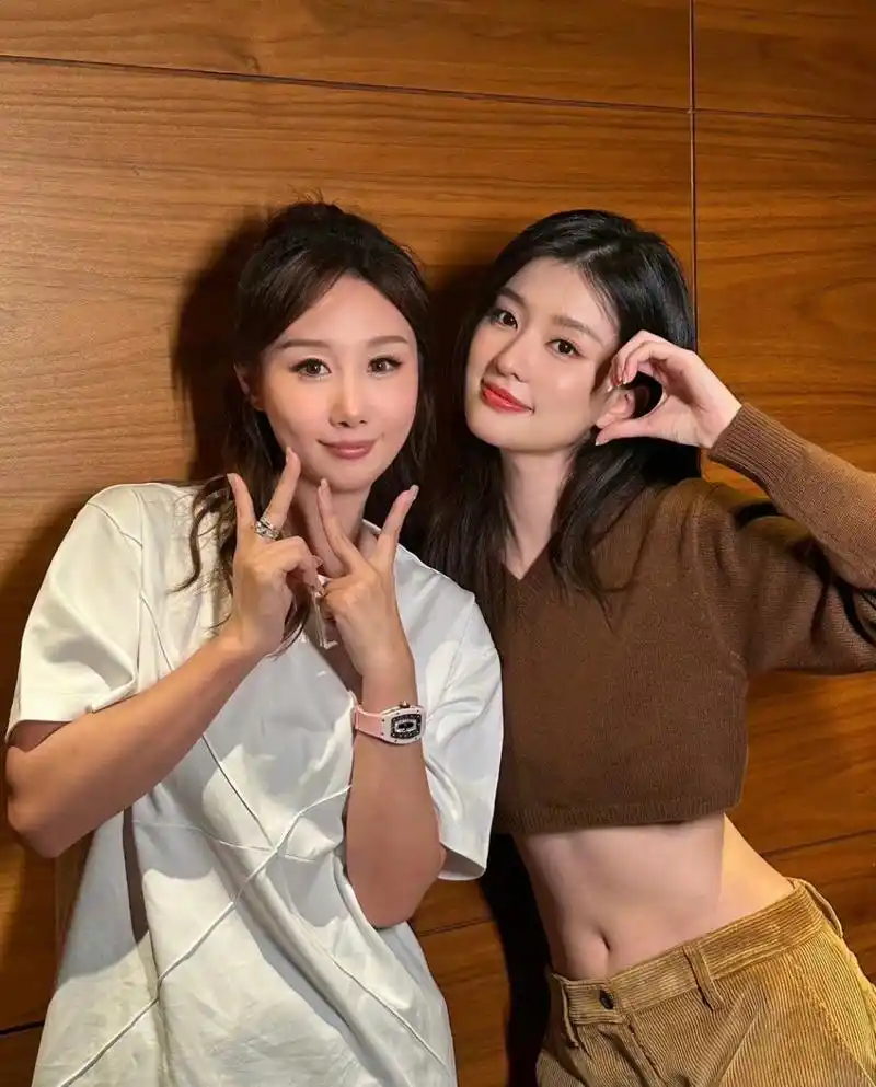 杨紫,乔欣最新合照,一起聚餐拍照,看看各自状态. 67[哟]