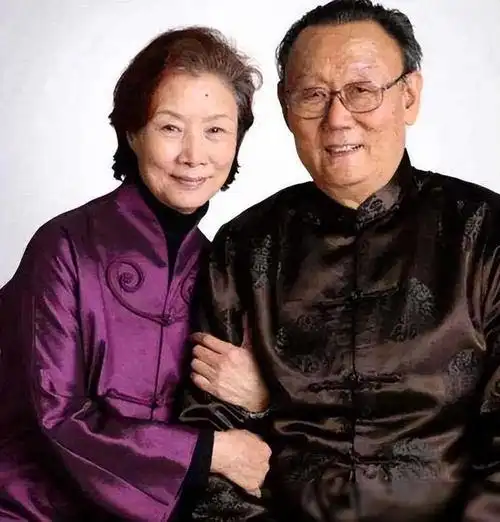 吕中:一路好好走,与小学初恋恩爱53年,84岁过上优雅