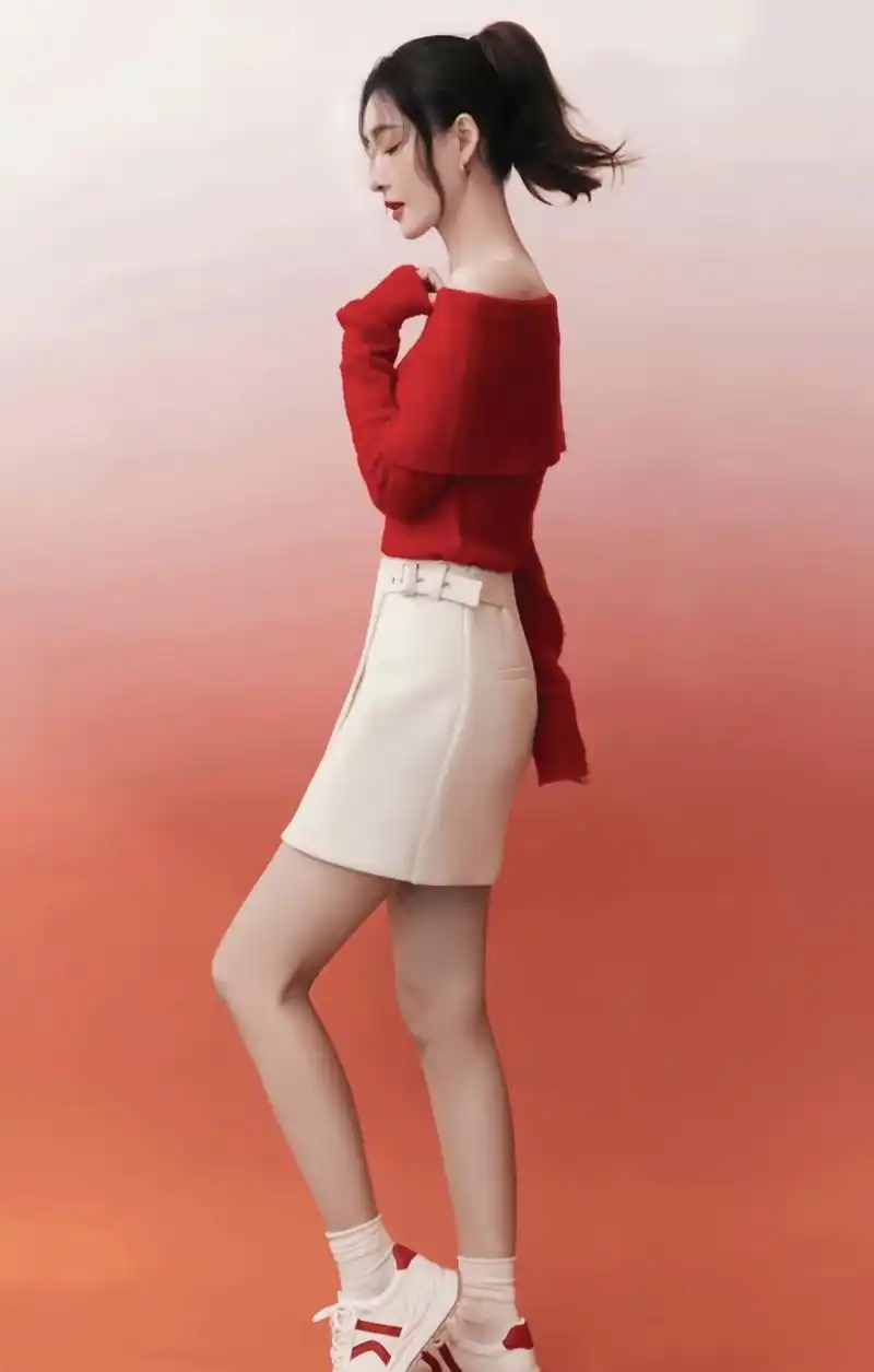 王丽坤的状态真好,红色上衣搭配白色短裙,青春靓丽,美艳动人!