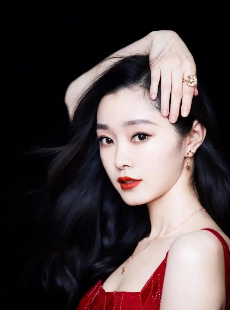 宋轶菱格红裙性感写真图片