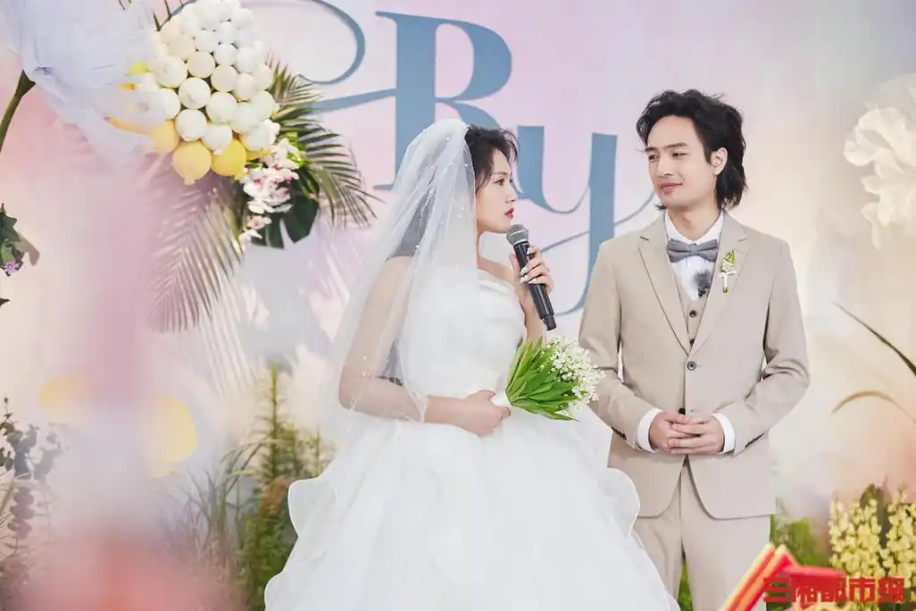 王耀庆薛凯琪"花式"助力中式婚礼,胡歌张艺兴远程走心送祝福