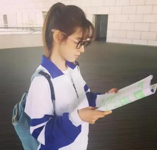 4月24日,王思聪的前女友张予曦晒出扎马尾,戴眼镜,穿校服读书的照