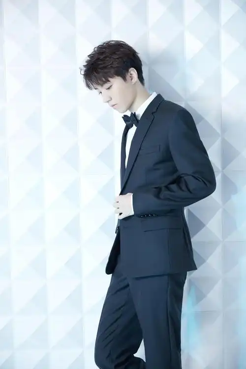 王俊凯穿黑色小西装显绅士风范蝴蝶领结展现少年灵动意气