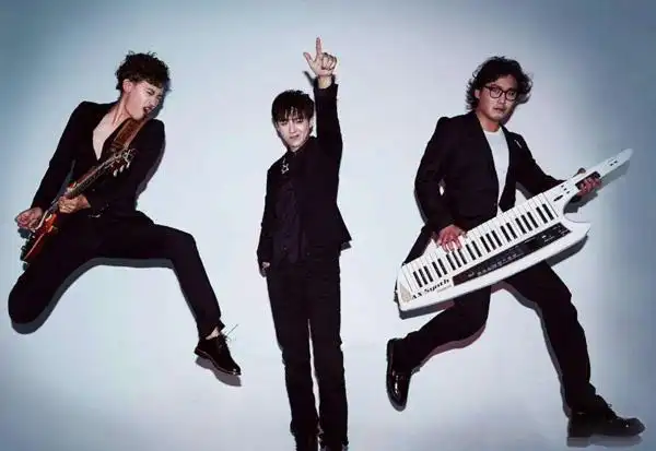 2014年,摩登兄弟组合正式组成,三位成员分别是:刘宇宁(主唱),大飞