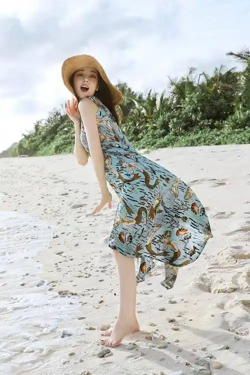 迪丽热巴海边旅行漫游写真少女氛围感满满